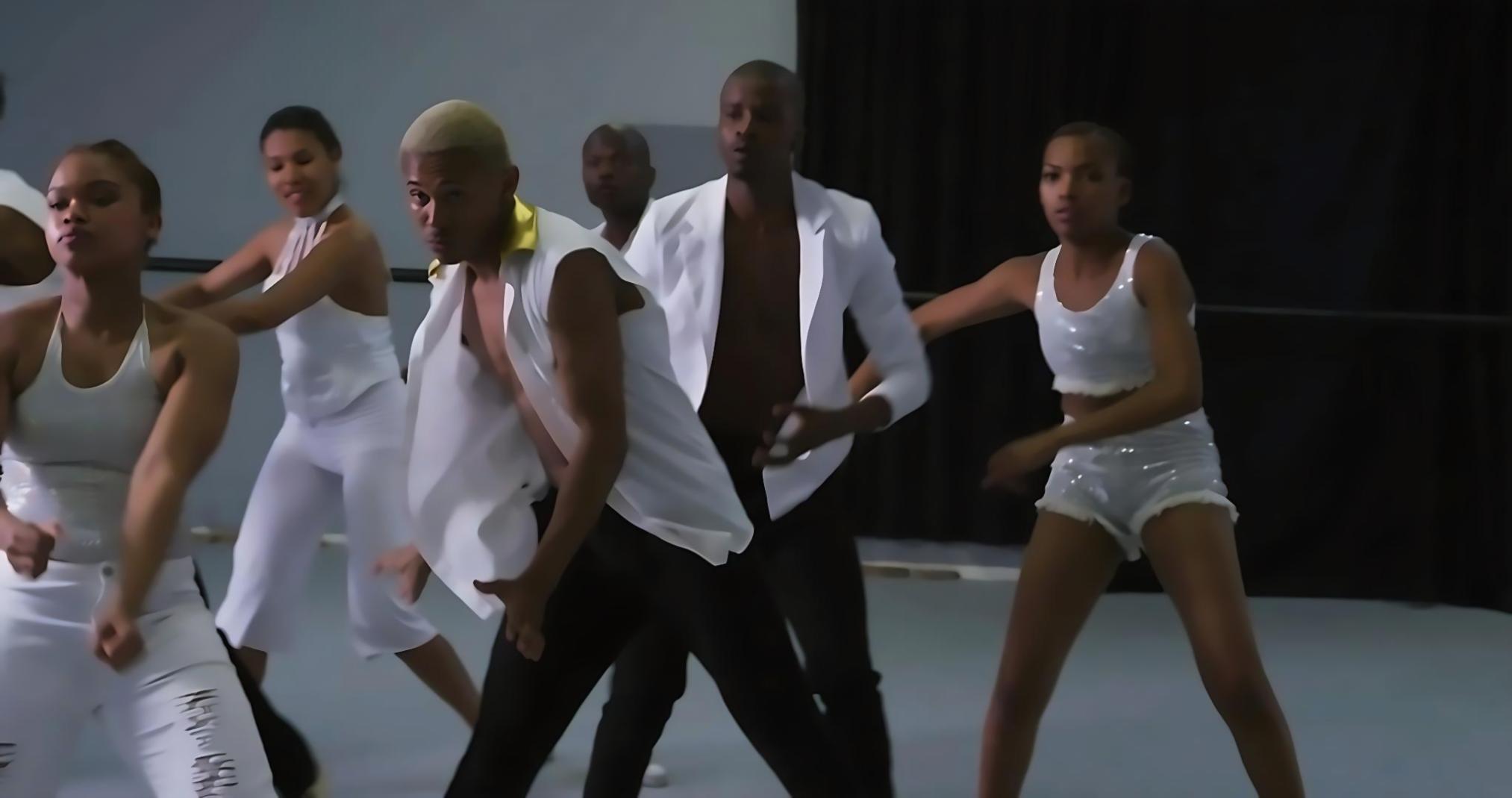 Gruppo di principianti che pratica insieme in un momento di pausa rilassata