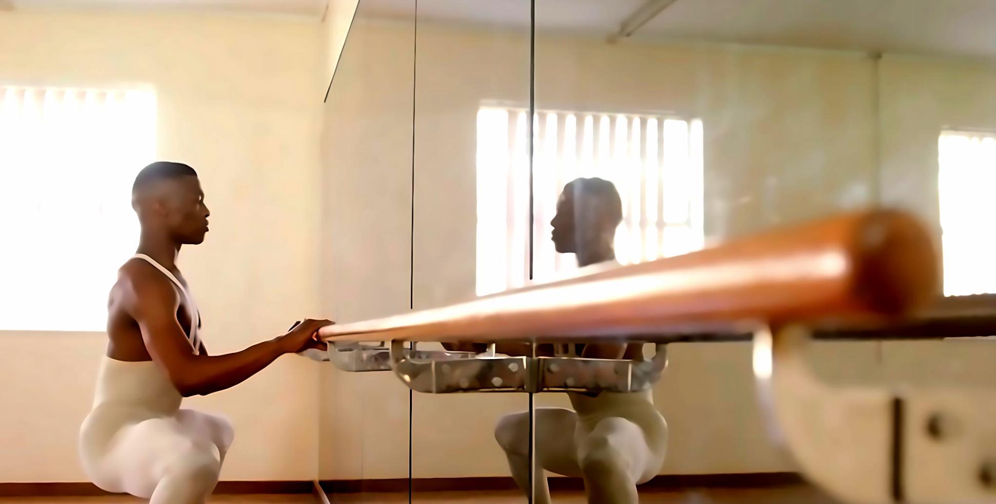 Studenti che imparano i primi passi di danza in un ambiente accogliente