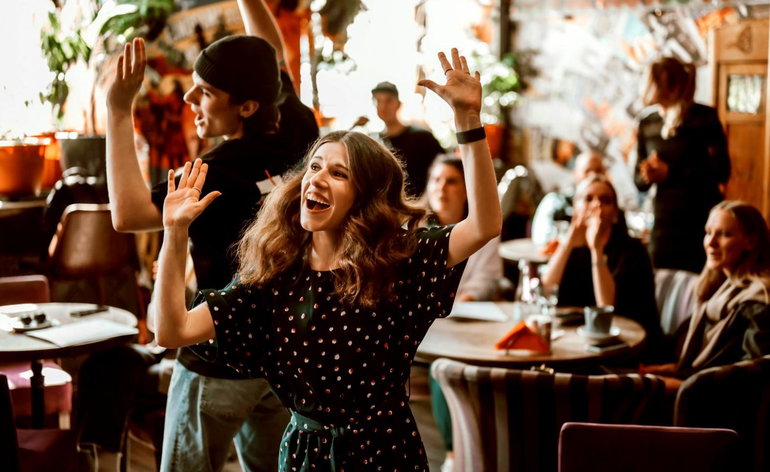 Studio di danza luminoso con specchi e sbarra, preparato per una lezione